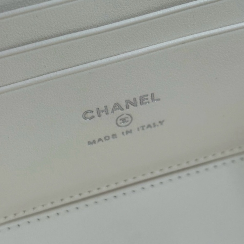 RARE❤️‍🔥NEW🖤🤍 CHANEL Trendy CC
Lambskin Quilted Mini Top Handle Vanity Bag - Picture 9 of 14